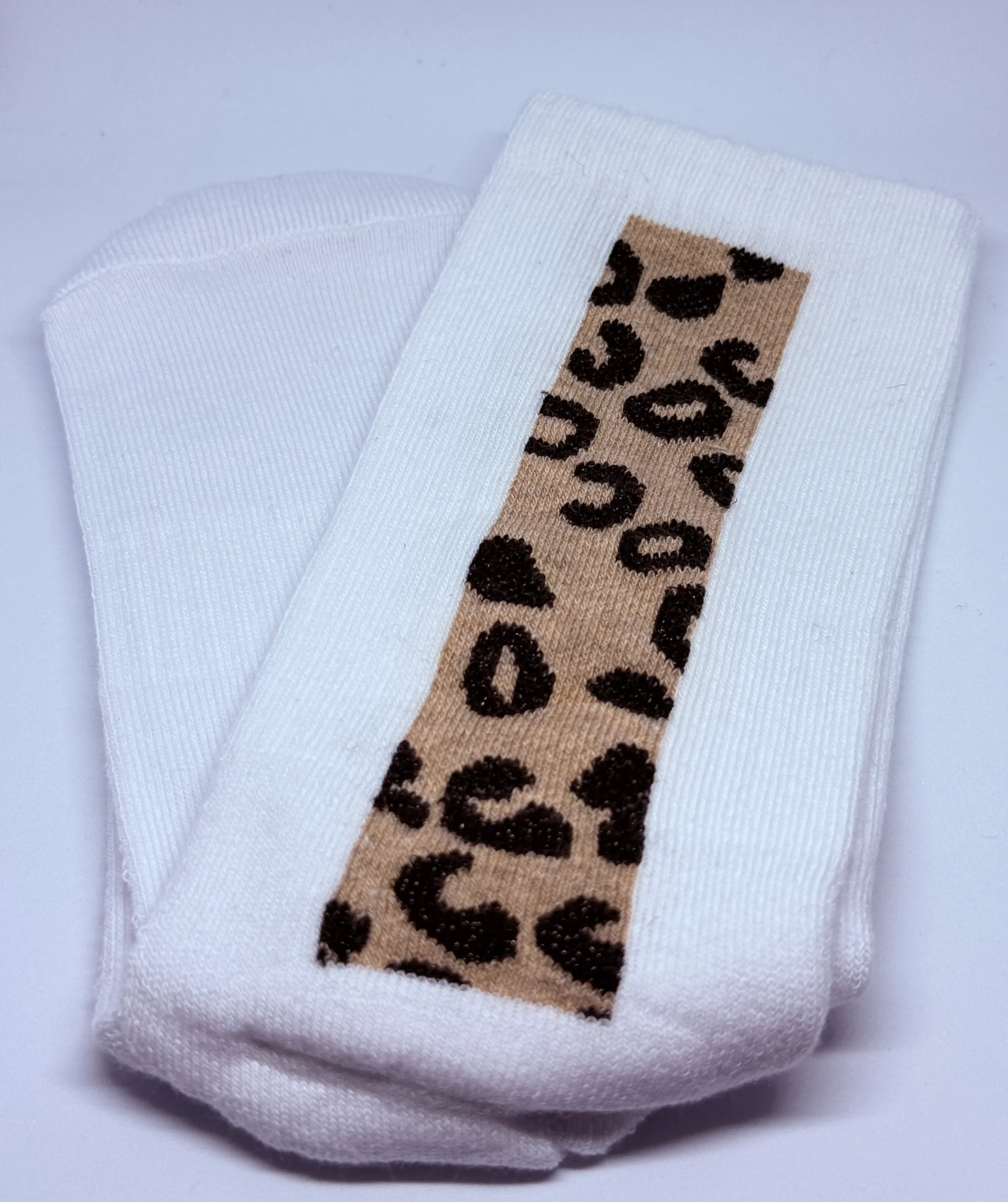 Yumuşak Dokulu Leopar Figürlü Beyaz Taban Dolgulu Kalın Tasarım Çorap